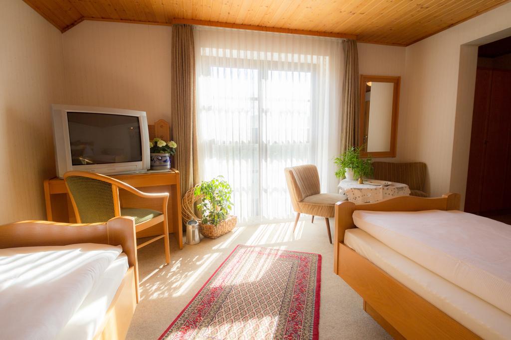 Hotel Am Lingelbach Knüllwald Quarto foto