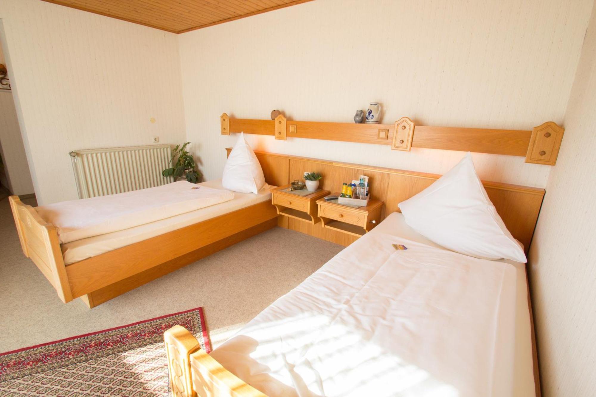 Hotel Am Lingelbach Knüllwald Quarto foto
