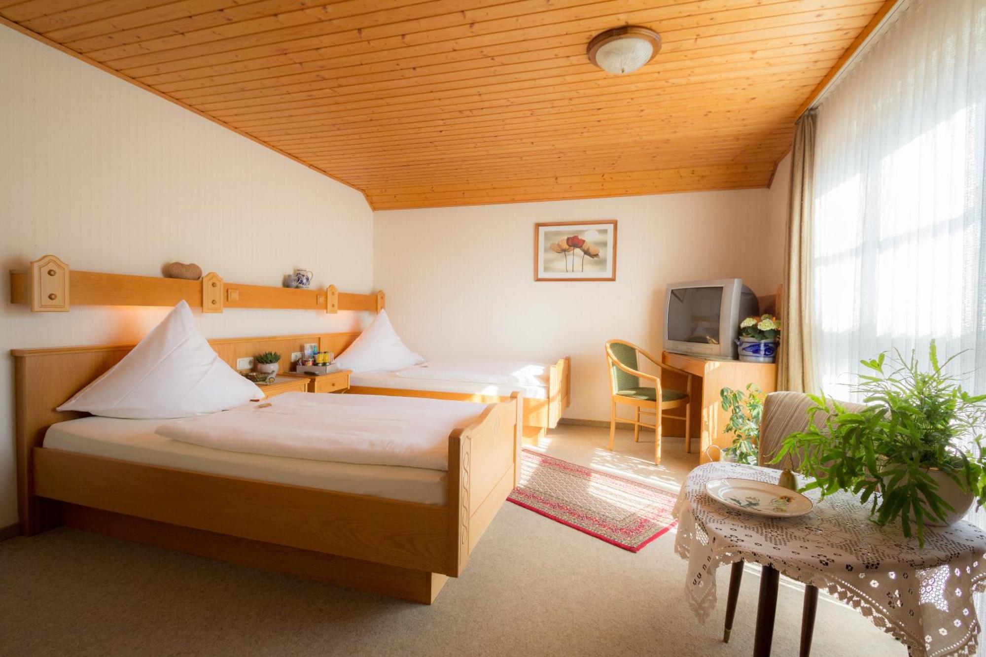 Hotel Am Lingelbach Knüllwald Quarto foto